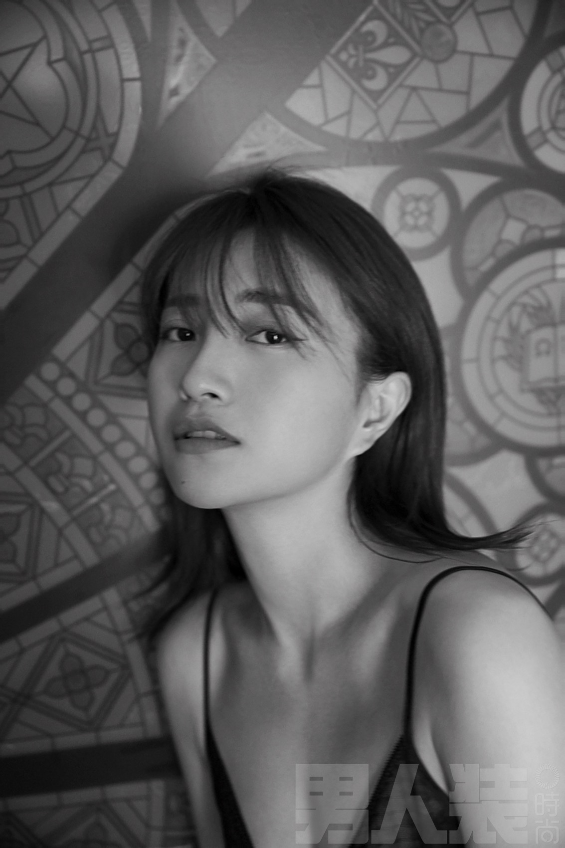 包文婧性感大片曝光复古少女气质也性感