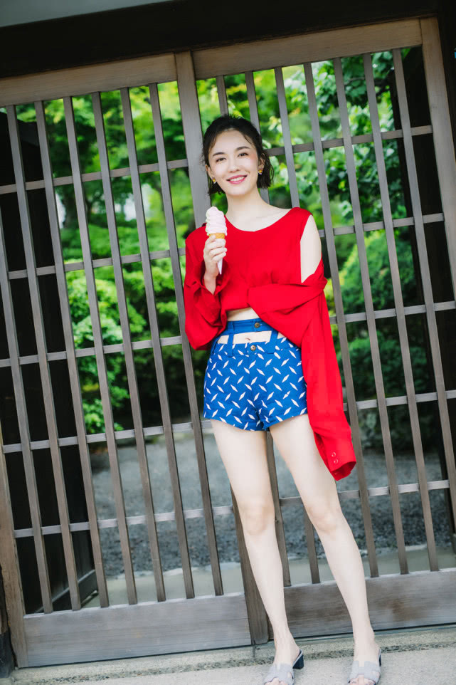 不好好穿衣系列吕佳容随性街拍红蓝配肤白胜雪大长腿抢镜