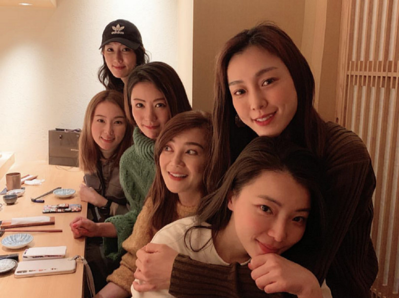 范玮琪晒与众姐妹聚餐美照久违相聚倍感温馨