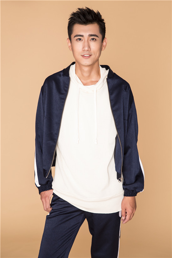 王博曝光休闲时尚风写真演绎都市佛系养成记