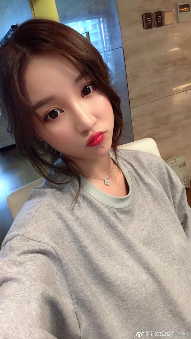 网红雪梨晒新自拍双眼无神论美瞳的重要性