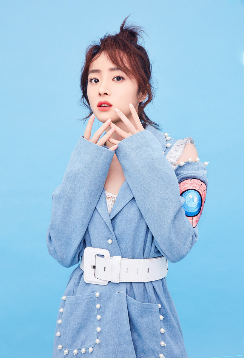 胡冰卿曝冰蓝系写真灵动俏皮风格百变