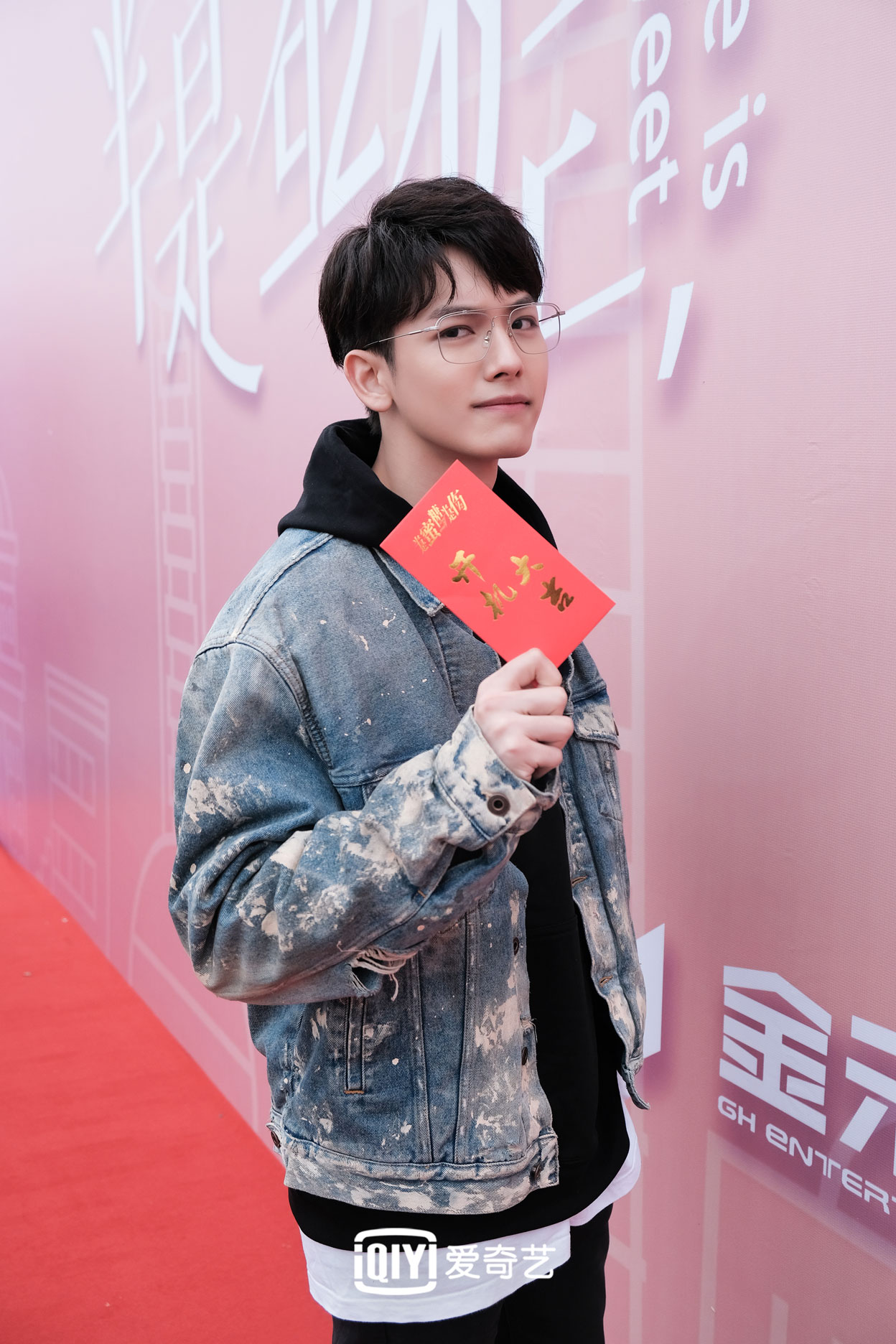 王以纶新剧《半是蜜糖半是伤》开机 变身IT男上演励志创业故事 - 360娱乐,你开心就好