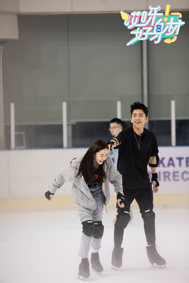 张天爱素颜约会王大陆凌潇肃与老友重聚山间游泳