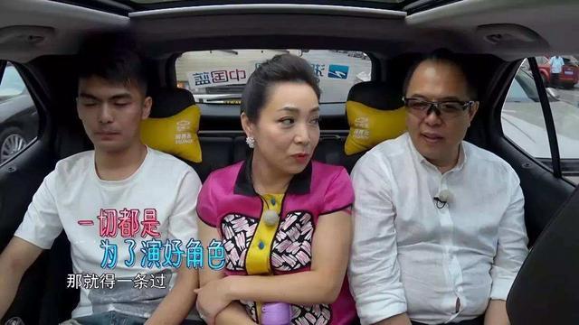 但是有一个伴儿经常陪伴在他左右,这个人就是刘玉婉,是个歌手,之前和