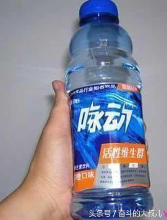 爆笑来袭三十好几的人了吃的喝的穿的用的都是假的悲哀