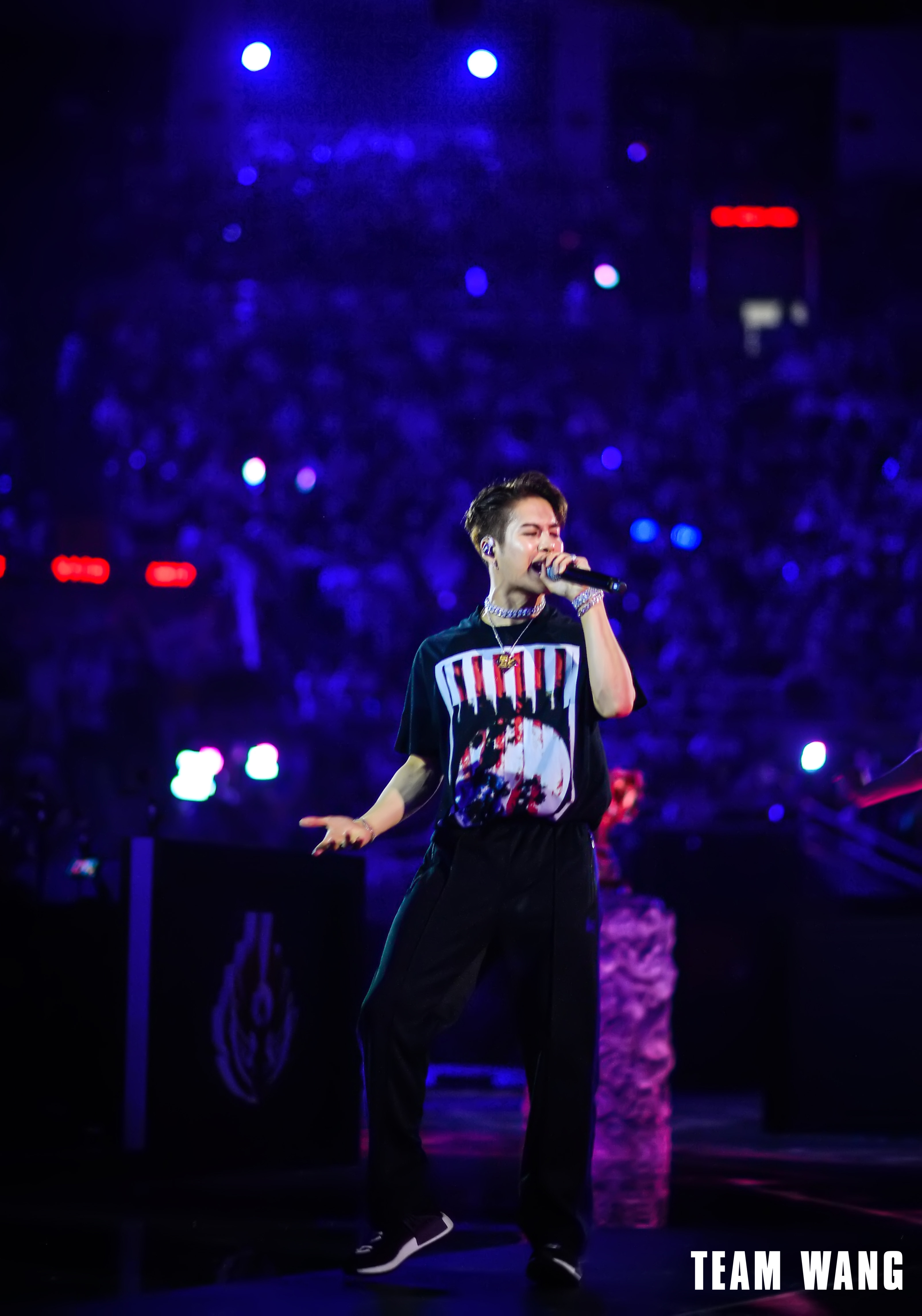 王嘉尔唱响王者荣耀冠军杯原创曲巴比龙再登舞台