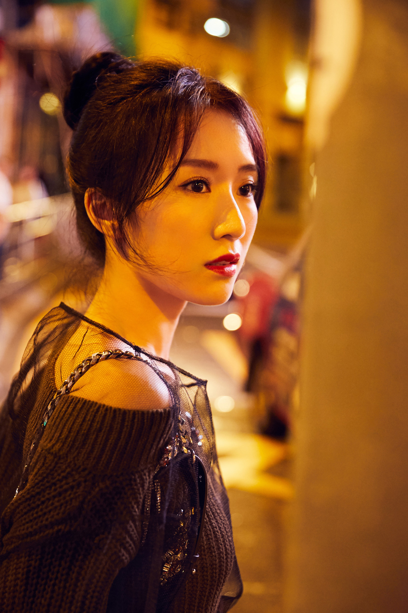 李念时尚街拍写真出炉 黑纱露肩线衣搭配热裤引领秋季潮流