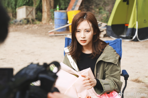 路晨晒猎枭杀青照上演眼神杀网友大呼眼里都是戏