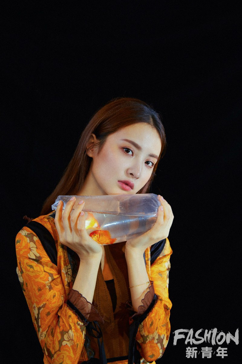 赖雨蒙时尚大片曝光 诠释幻想少女的奇妙世界