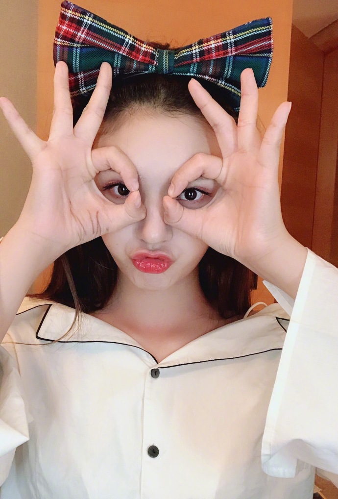 林允晒剪刀手自拍秀水嫩肌肤头上蝴蝶结抢镜