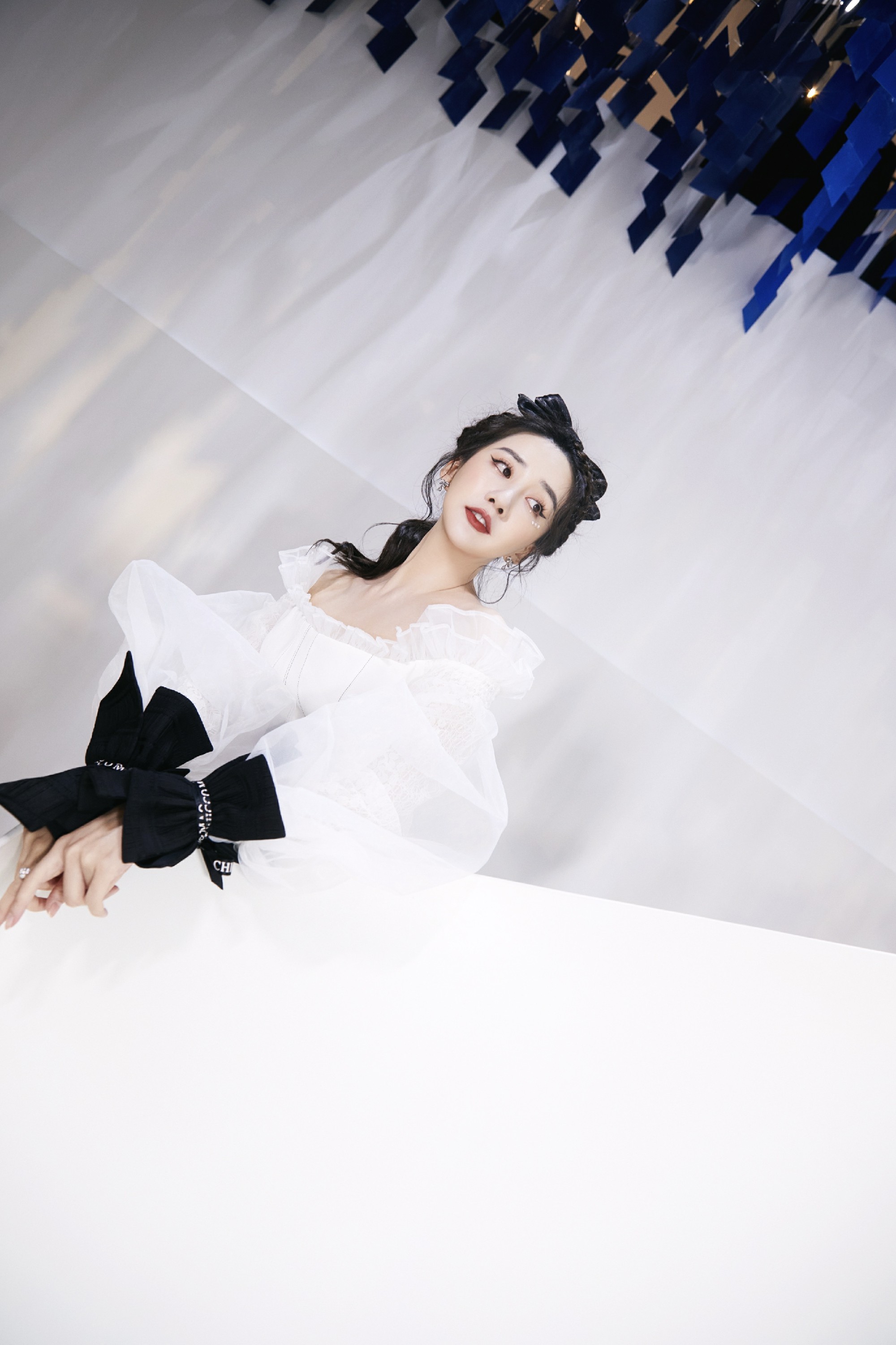 陈欣予亮相中国国际时装周白纱长裙梦幻灵动诠释百变时尚感