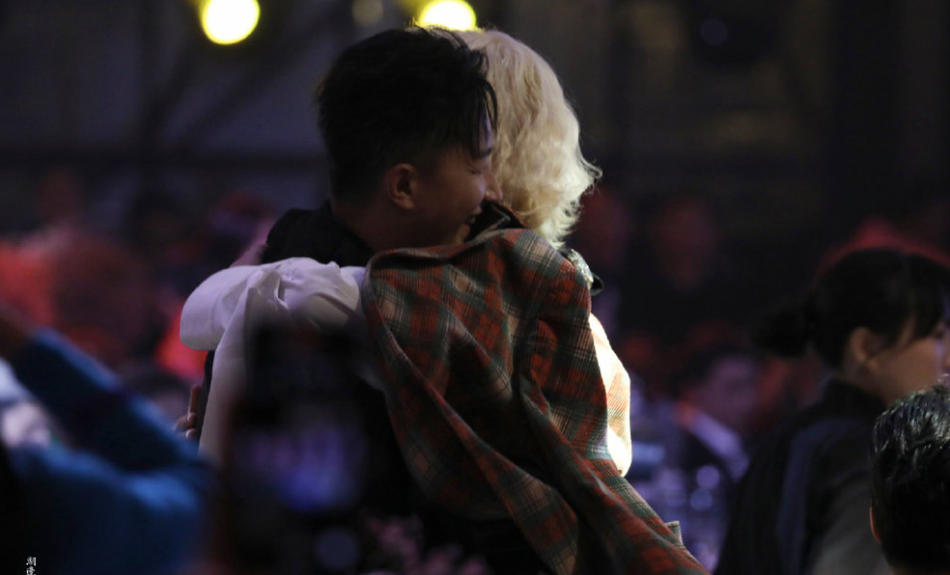 金希澈在上海出席活动与祝绪丹同框追星成功