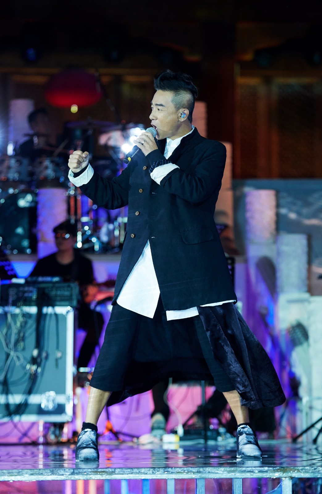 陈小春亮相成龙电影周黄金兄弟合体献唱