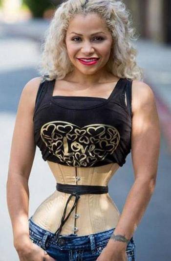 diana在怀孕期间一直在不断的发胖,甚至在产后体型也严重变形了,每次