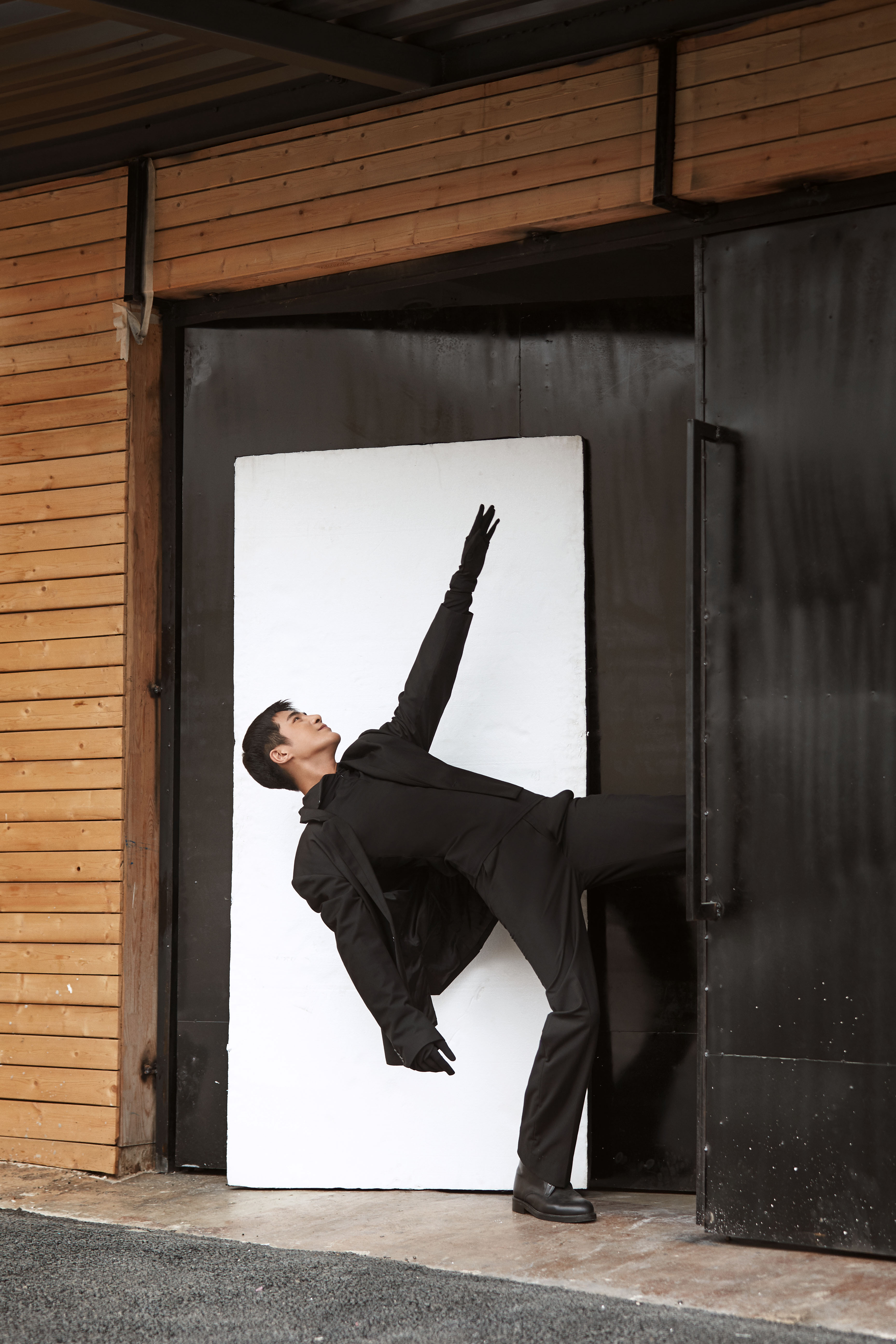 近日,姜潮曝光一组全新写真,全身黑色西装酷范儿十足.