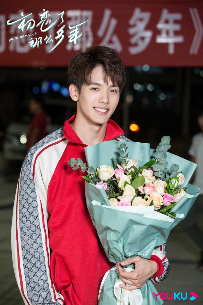 王以纶《初恋了那么多年》杀青 甜酷少年再现反差魅力