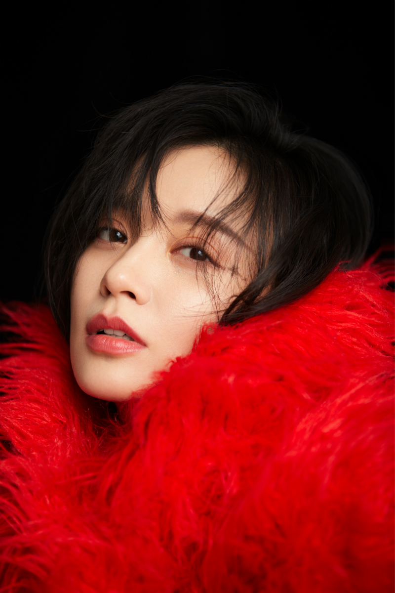 施诗最新时尚大片 随性混搭玩转五彩色盘