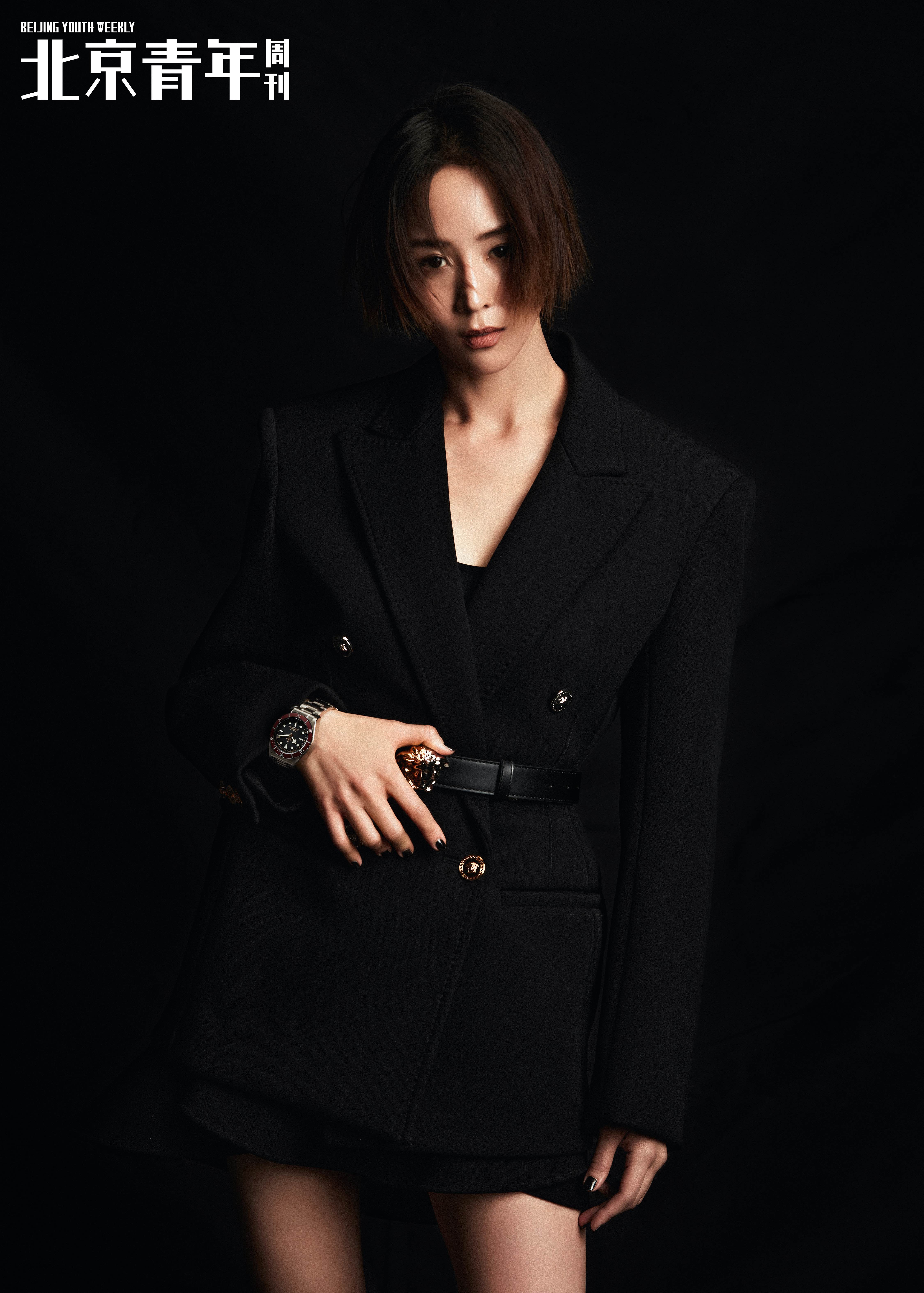 张钧甯黑色系视觉封面大片 慵懒随性展现高级风范