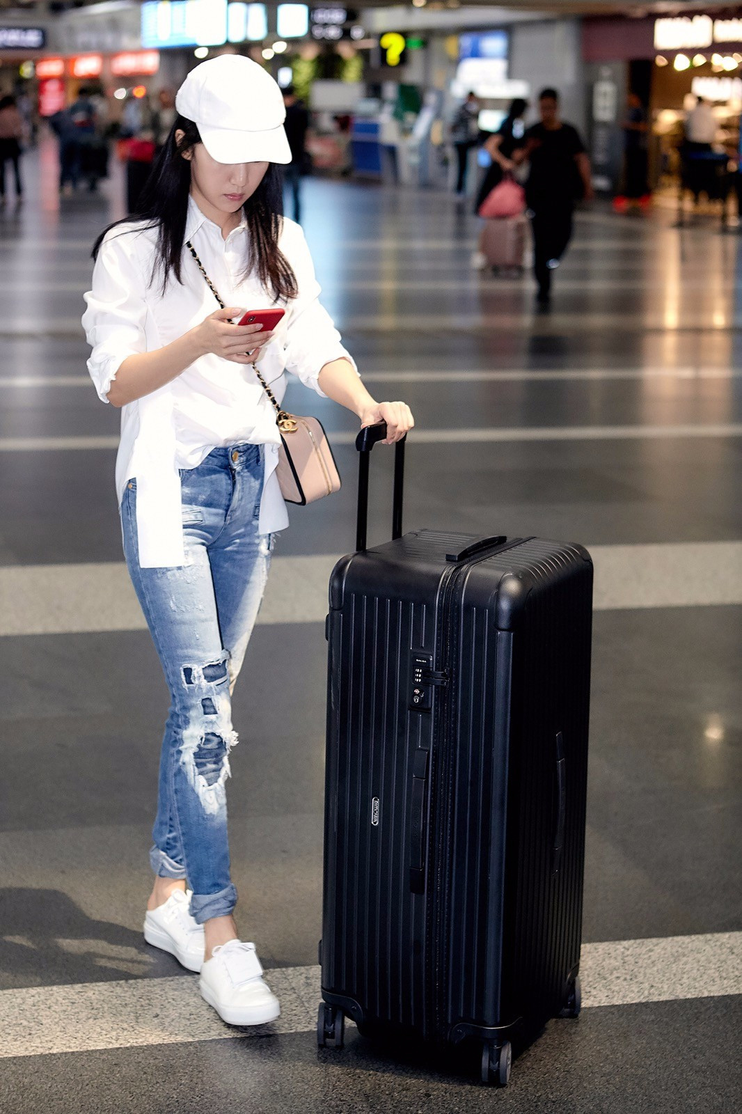 组图李念现身机场独自推巨大行李箱显娇小