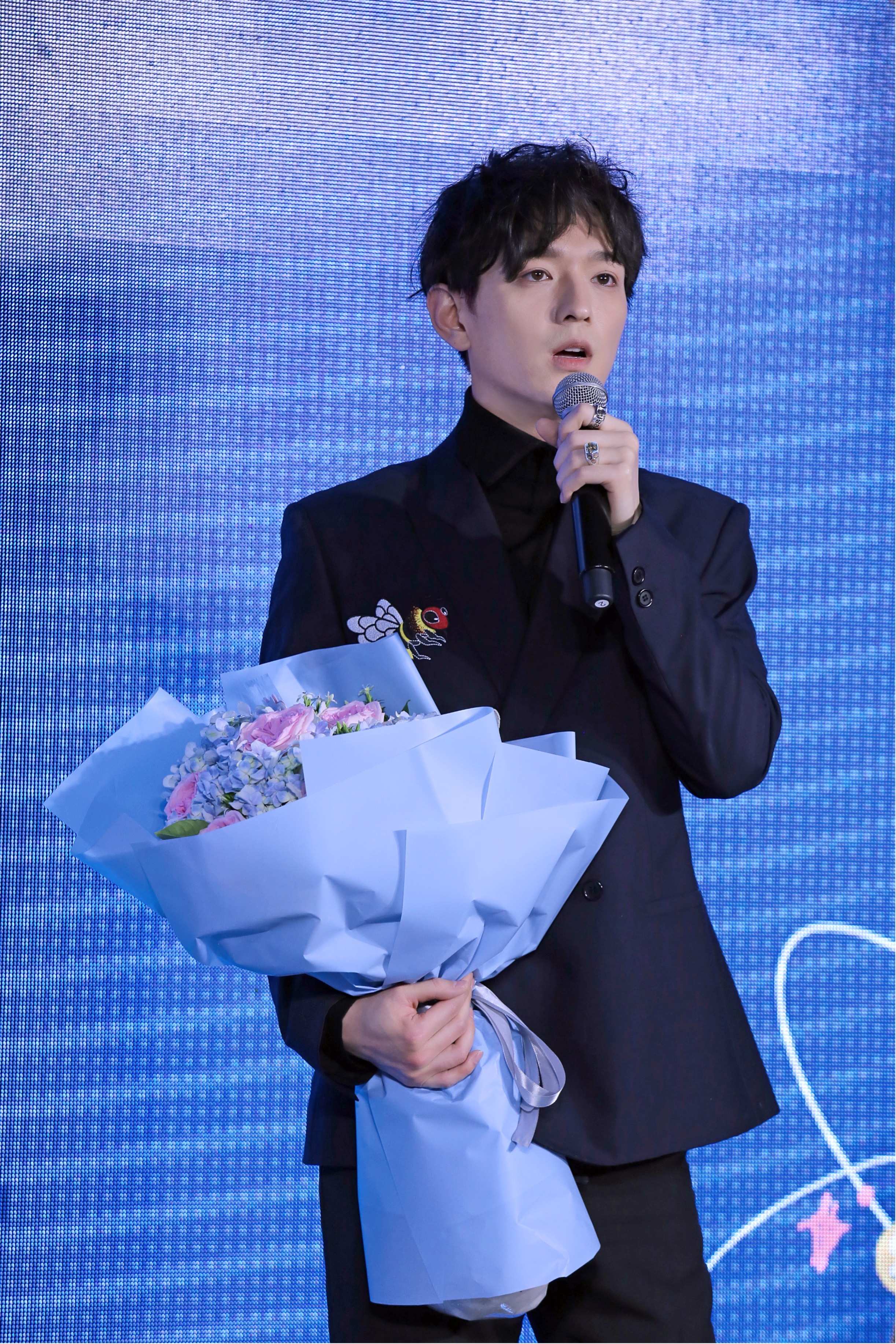 生日会当天,文苡帆身着酷雅黑色西装亮相,帅气的装