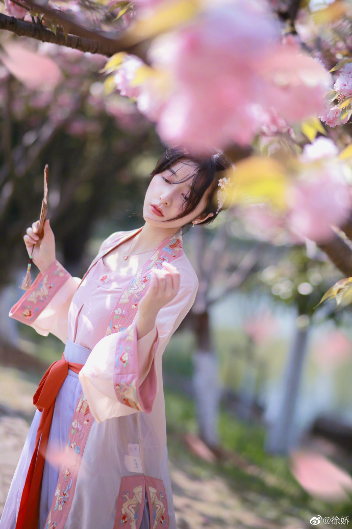 徐娇古风写真唯美动人,女子风情万种神态娇媚