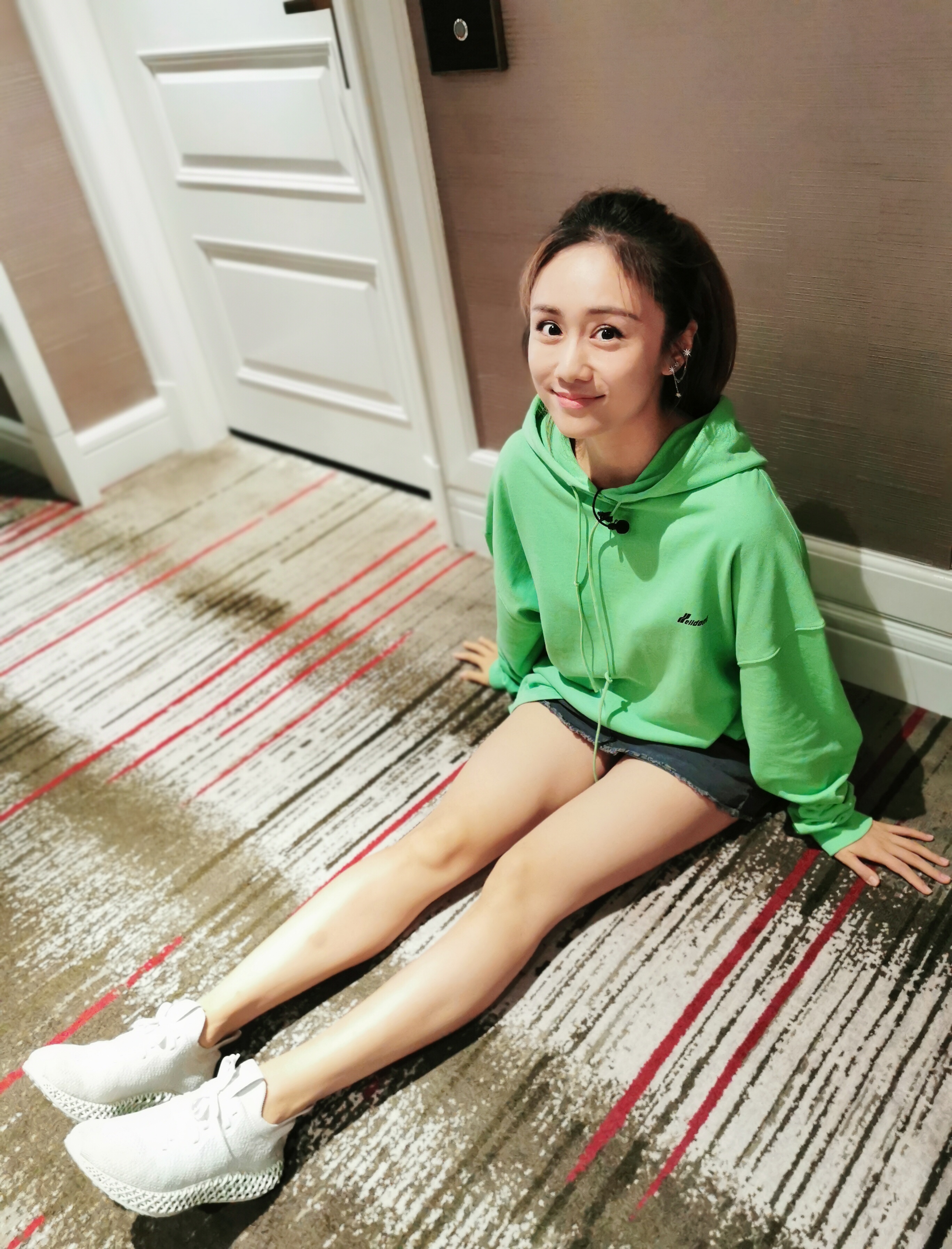 刘芸微博晒美图 糖果色卫衣青春减龄少女感十足