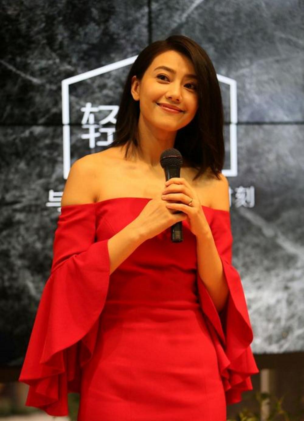 高圆圆高圆圆高圆圆一身黑色露肩上衣搭配长裤礼服套装优雅亮相北京.