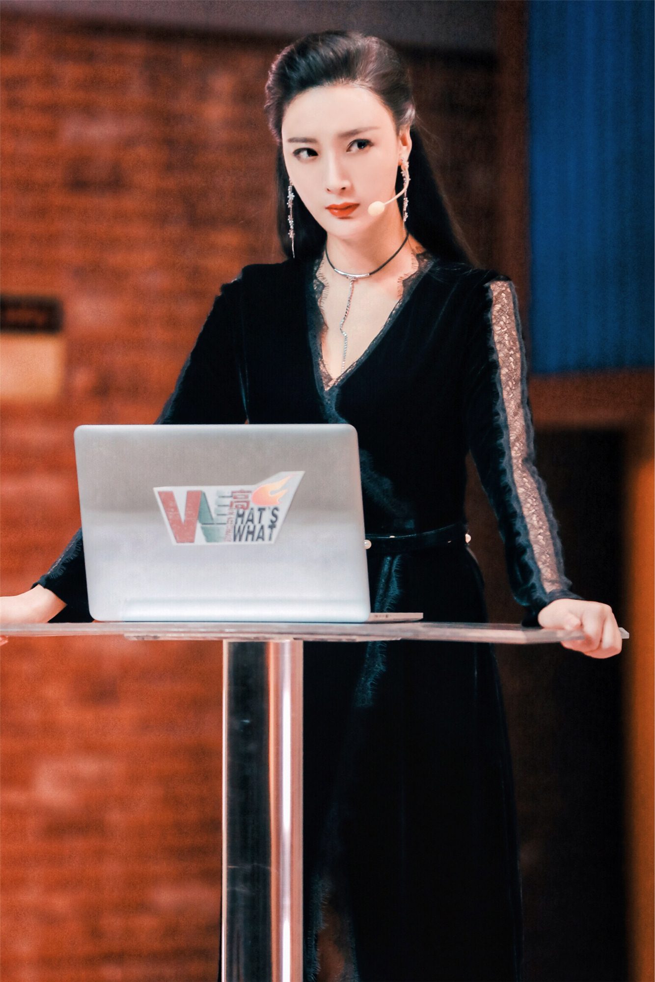 王李丹妮出演干练女强人职业套装穿出性感范儿