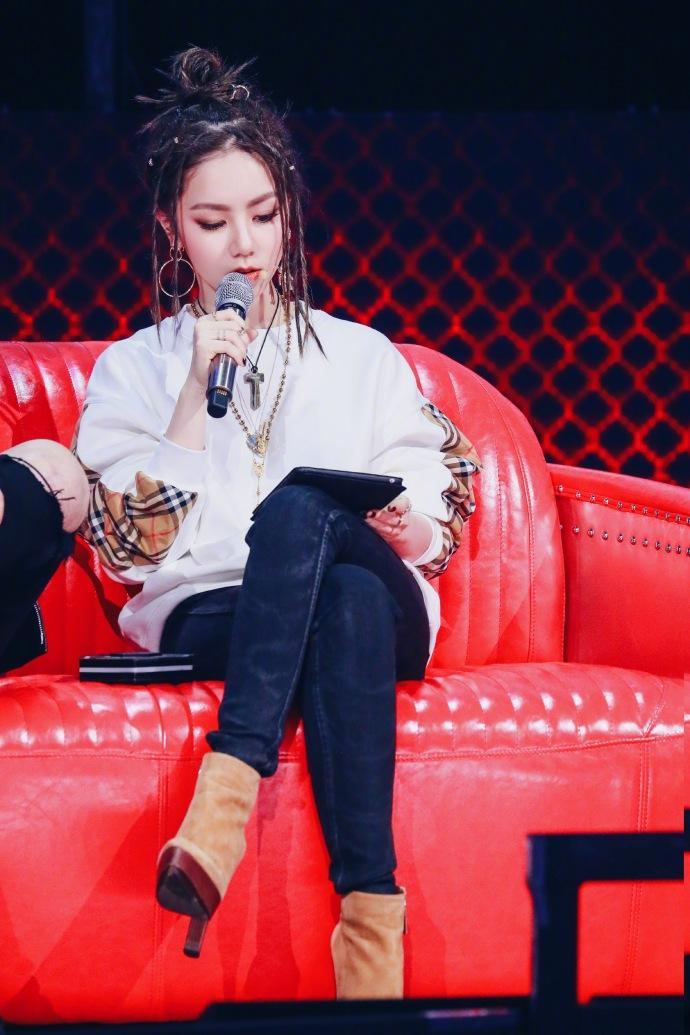 邓紫棋参加活动,一头显目的丸子头备受关注:这是最好看的丸子头