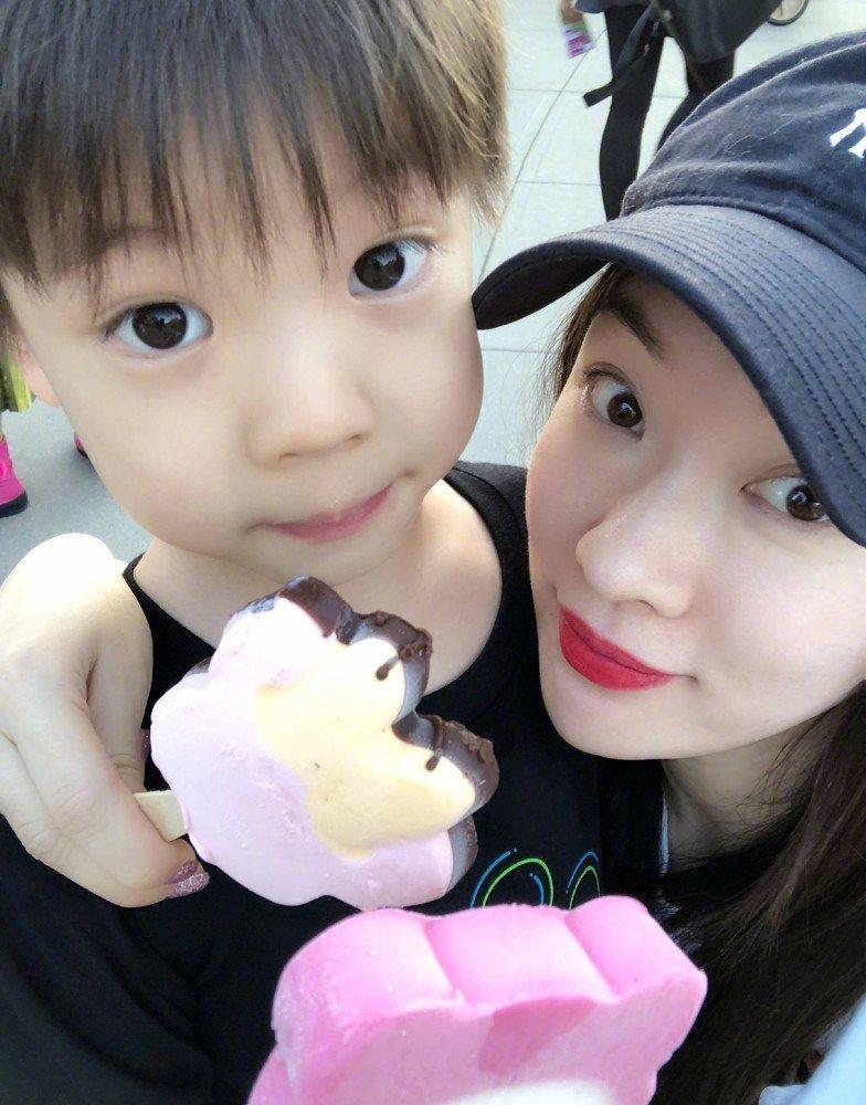 杜江一家三口参加活动嗯哼长高了表情十分搞怪