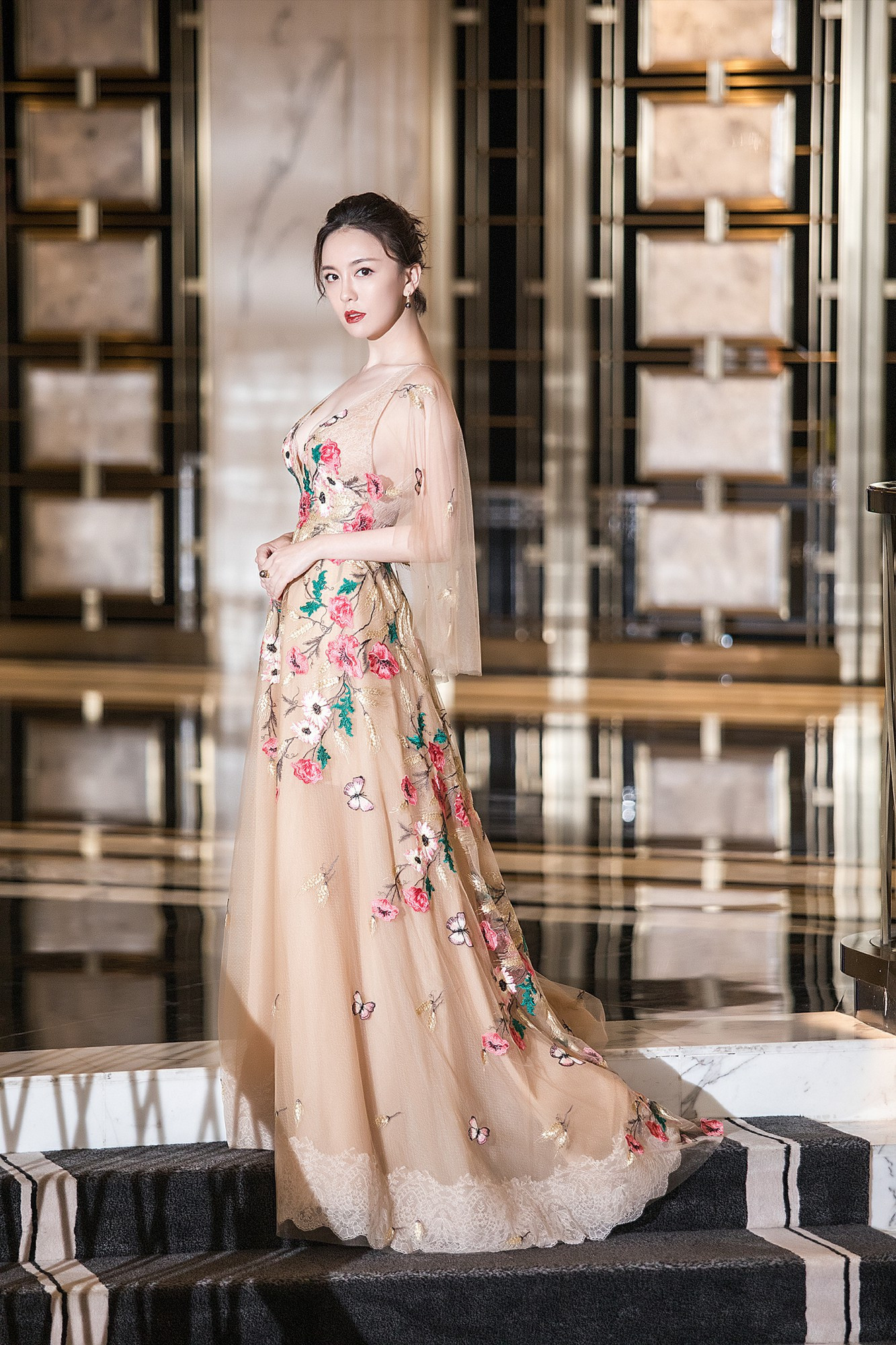 吕佳容时尚盛典秀完美胸型优雅婉约碰撞温柔感