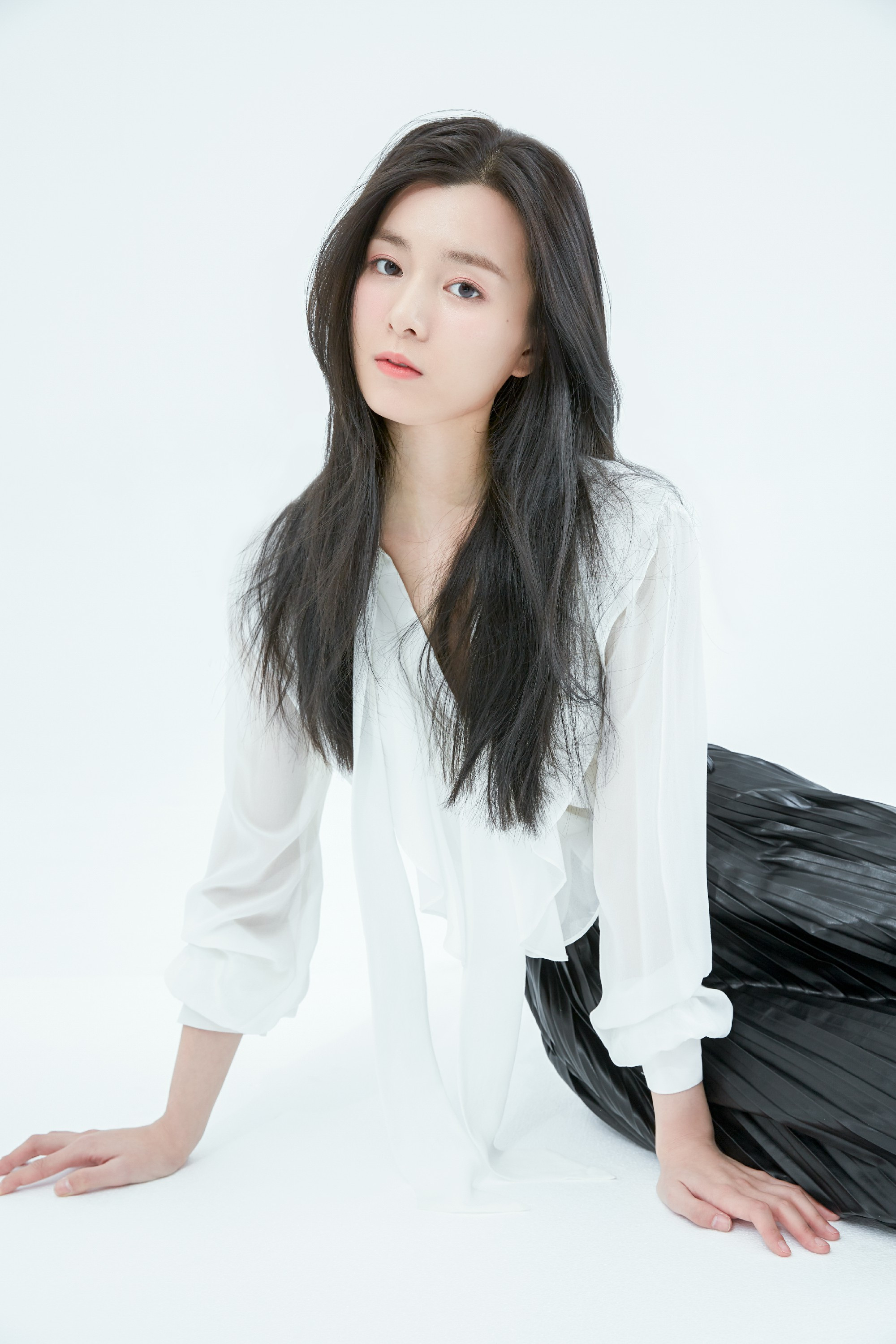 郑舒环新写真曝光气质纯美仙气十足