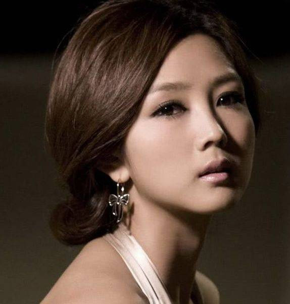 超女出道的何洁曾经自己在节目上曝料自己有狐臭,并承认因为狐臭,她多