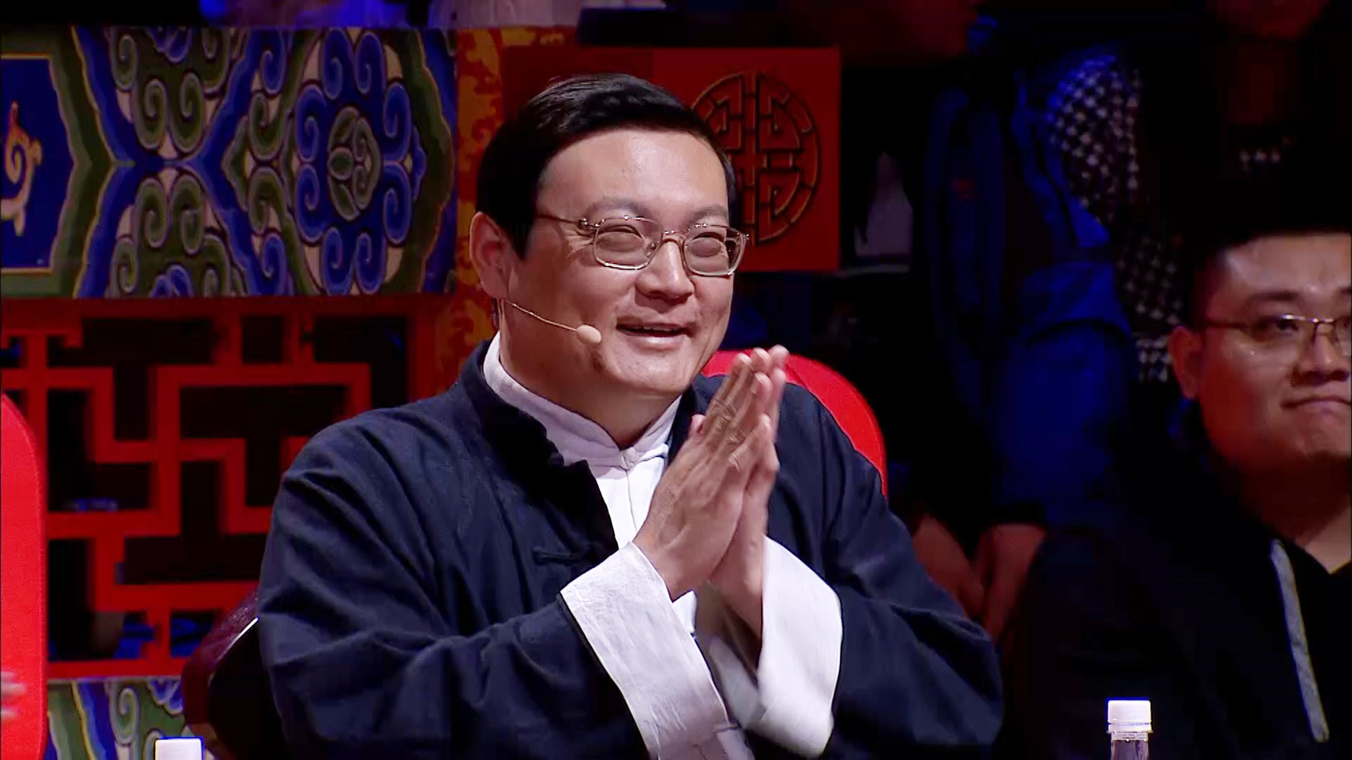 的另一位名嘴他就是梁宏达,他的节目《老梁说天下》《老梁故事汇》