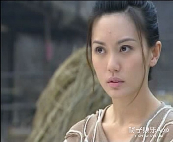 饰演活泼可人的烟霞山庄二小姐屠雪娟↓在美女扎堆的《倚天屠龙记》里