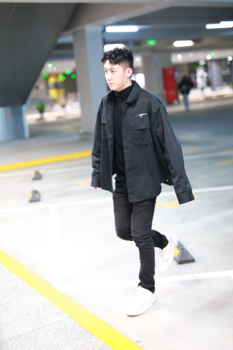 360娱乐1/6黄景瑜机场照