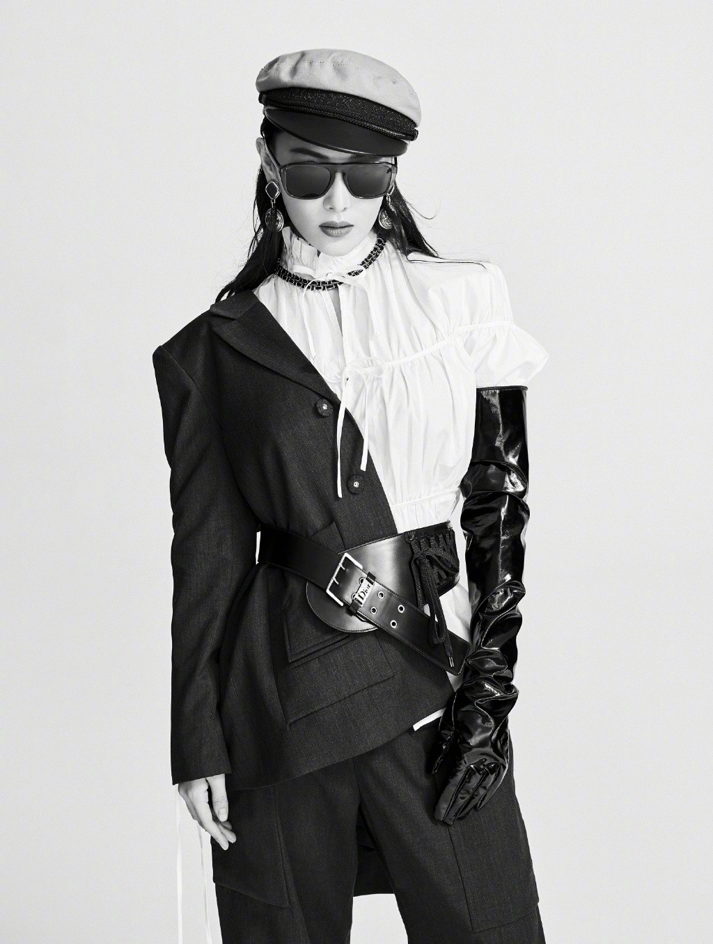 张馨予另类时尚装扮酷到骨子里,黑白色调掩饰不住内心狂野