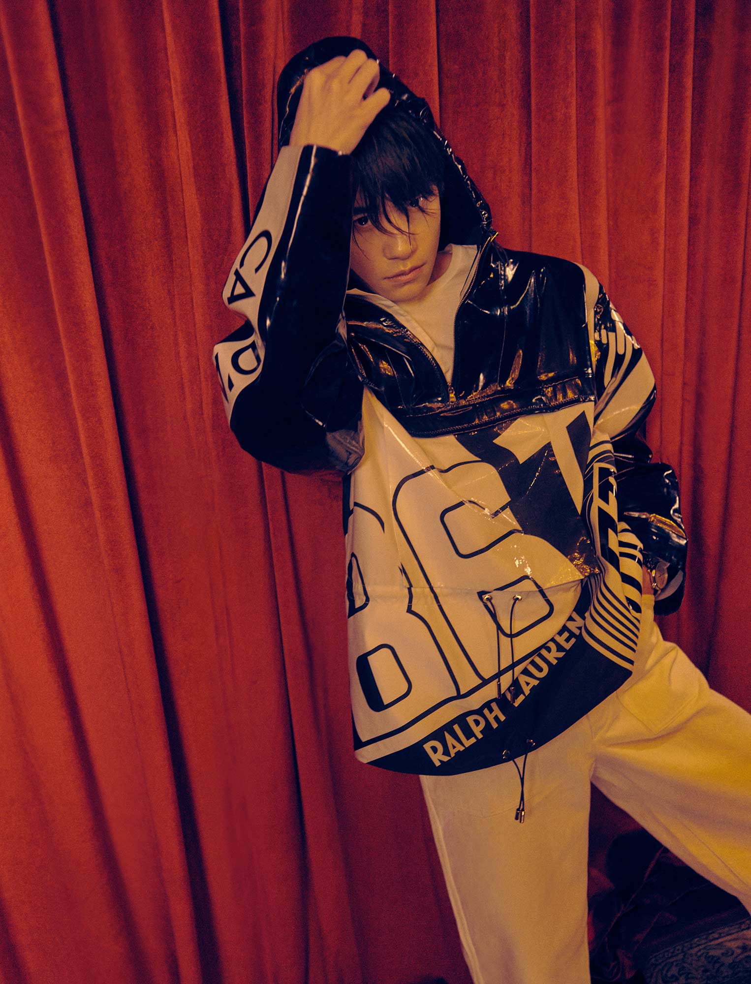 易烊千玺登封《时装男士》 千禧少年碰撞怀旧复古