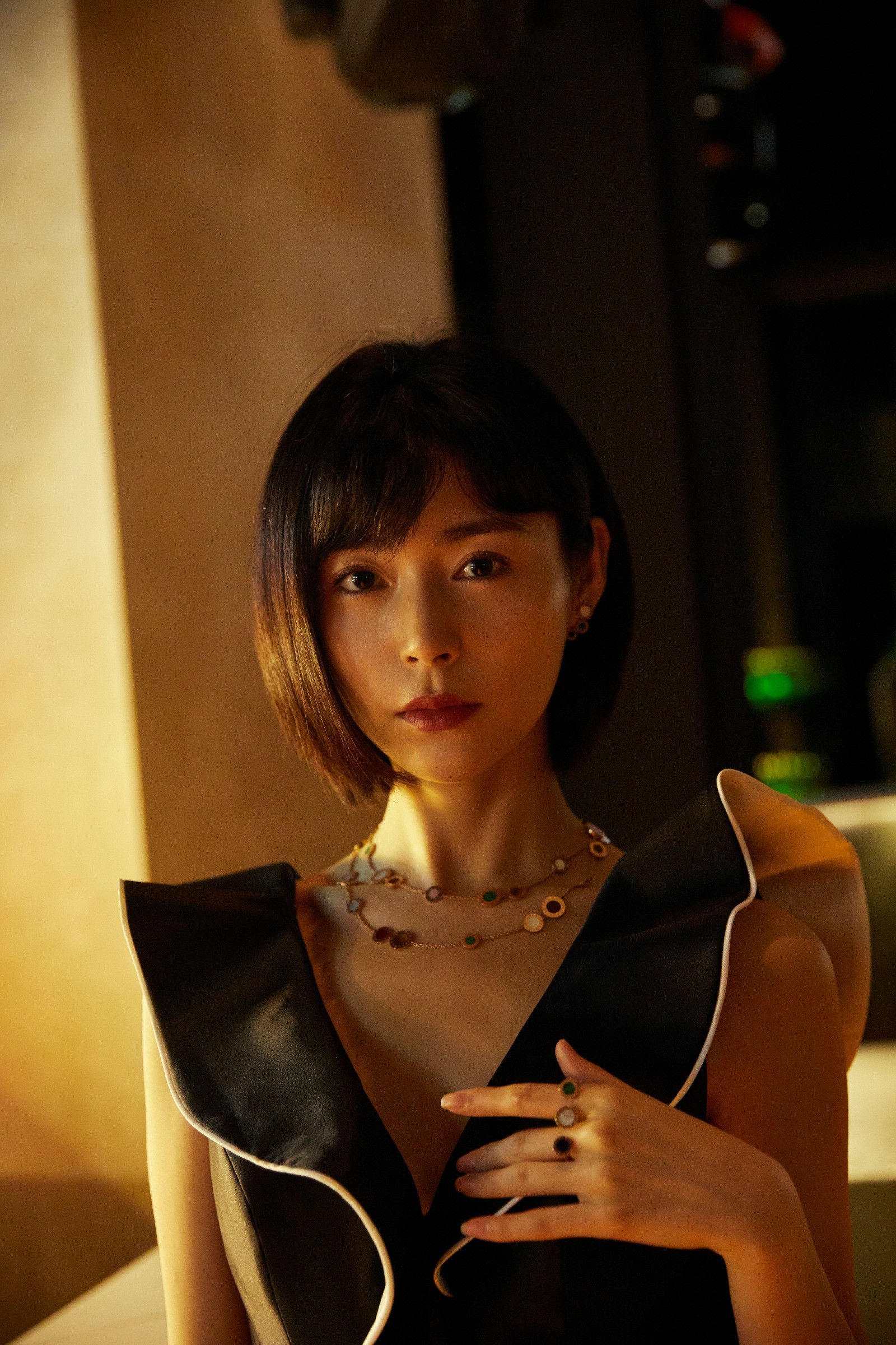 完美的线条,精致的妆容 ,利落的短发,卢杉举手投足间无不展露出不俗