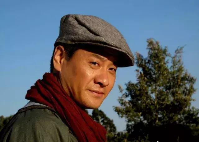 用了杨幂做主角,却给了一个曾经在《血色浪漫》里饰演张海洋的连奕名