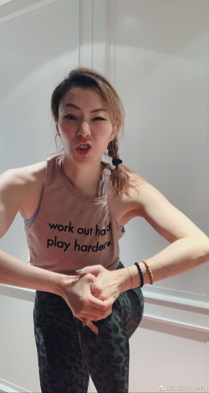 48岁郑秀文晒运动写真素颜依然活力满满