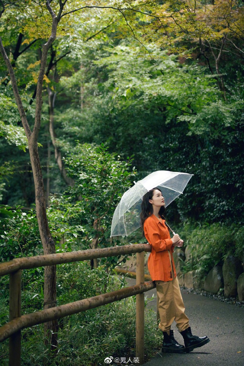 李沁雨天撑伞漫步超唯美,弯头卖萌笑颜如花