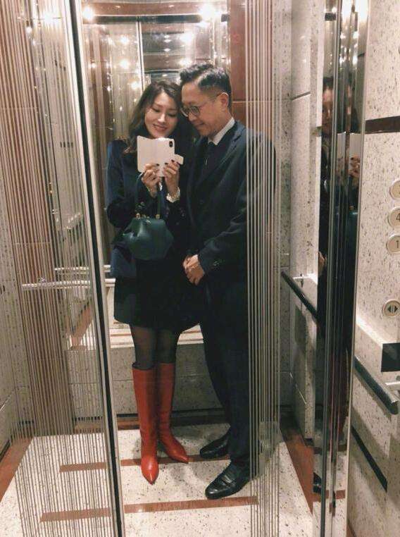 李嘉欣与老公依偎自拍嫁豪门十年超幸福