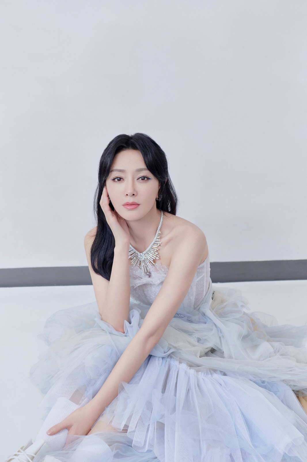 秦岚双十一晚会献唱逆流而上的你白色投影长裙梦幻飘逸