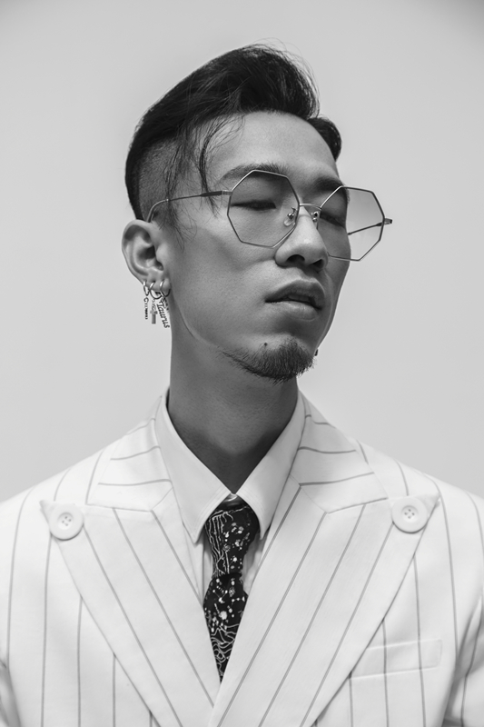 贺仙人写真大片曝光黑白质感演绎摩登风尚