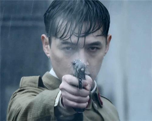 男明星拿枪姿势谁最帅明家三兄弟都上榜了