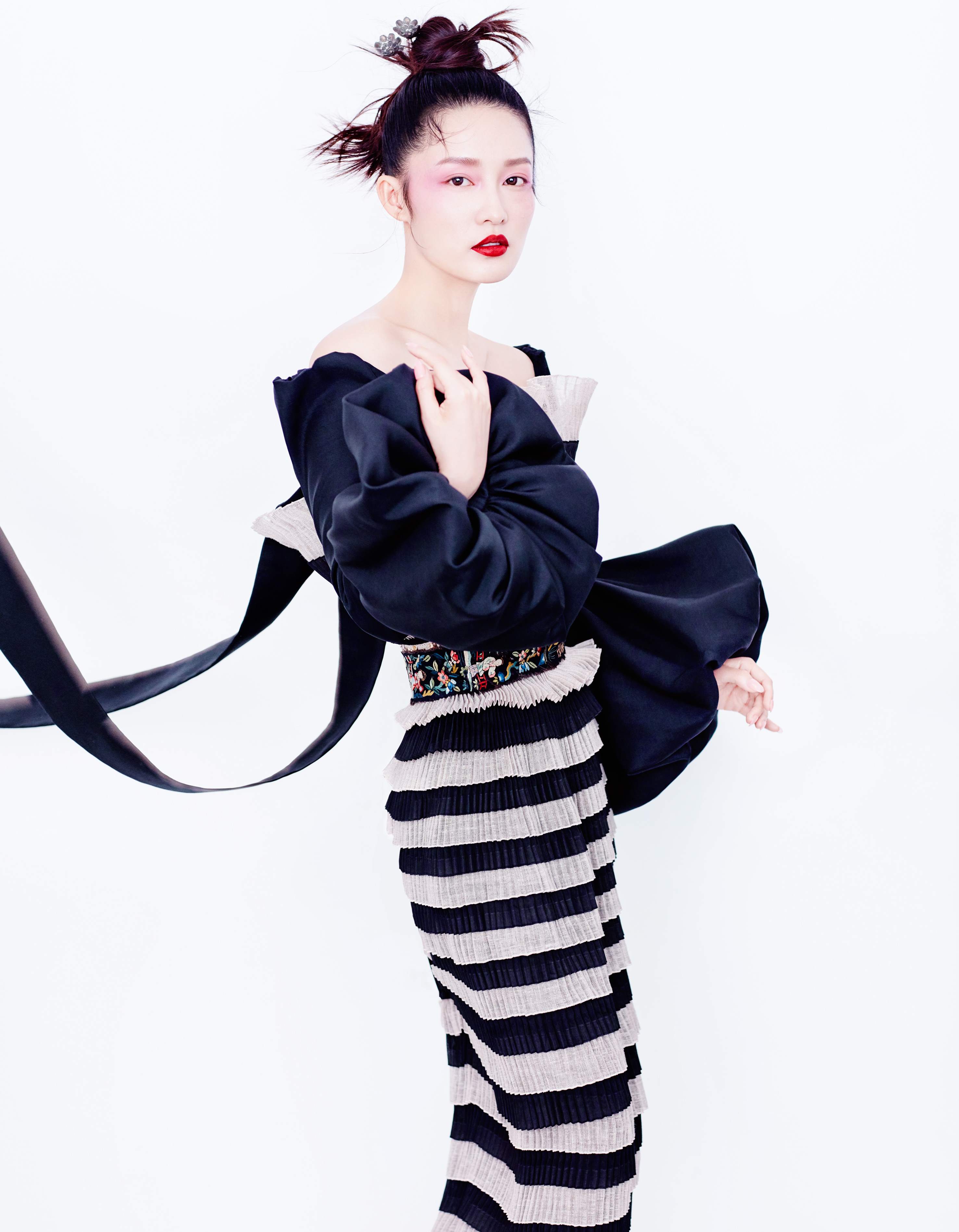 李沁新美人图惊艳 融合古典与现代新风尚