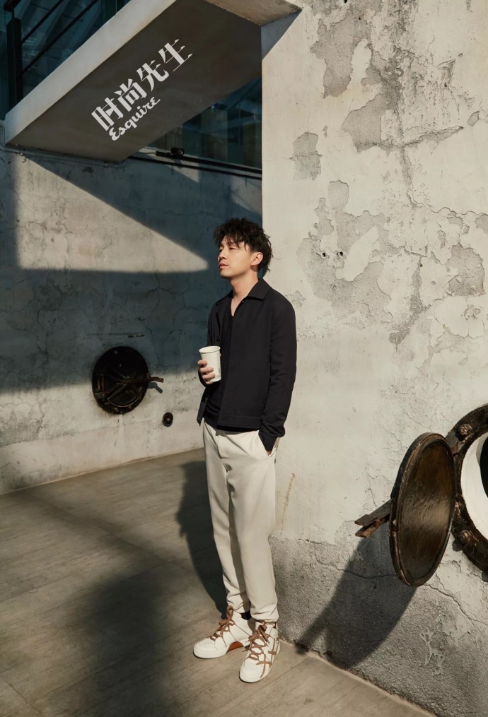 雷佳音大刊封面演绎复古工业风 眼神有戏镜头感满分