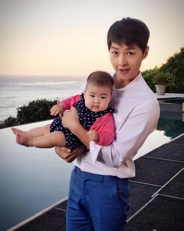 权志龙宋仲基抱过,连王力宏也为她打call,原来她才是人生赢家